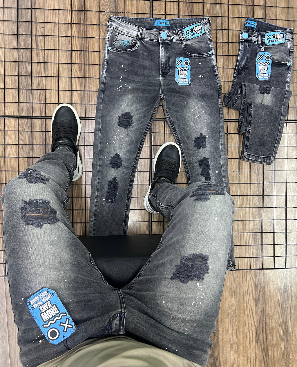 Calça jogador Brow Jeans Bem Clara Com rasgos e efeitos